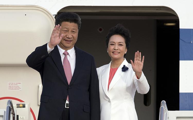 HOUSEofCHINA: Kinas præsident Xi Jinping i selskab med hans kone Peng Liyuan kan nu se frem til en kinesisk version af House of Cards. Det kinesiske styre har selv bestilt serien. FOTO: Carolyn Kaster/AP 