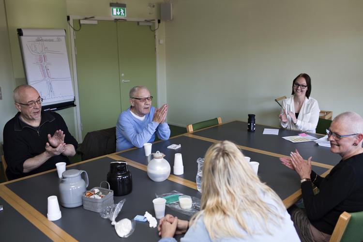 RYGESTOP. Siden Pia Enghoff (tv.) var 17 år, har hun daglig røget cigaretter. I dag er hun 54 år og røgfri. Et besøg på Hvidovre Hospital, som varslede en kol-diagnose, fik hende til at lægge smøgerne på hylden. 