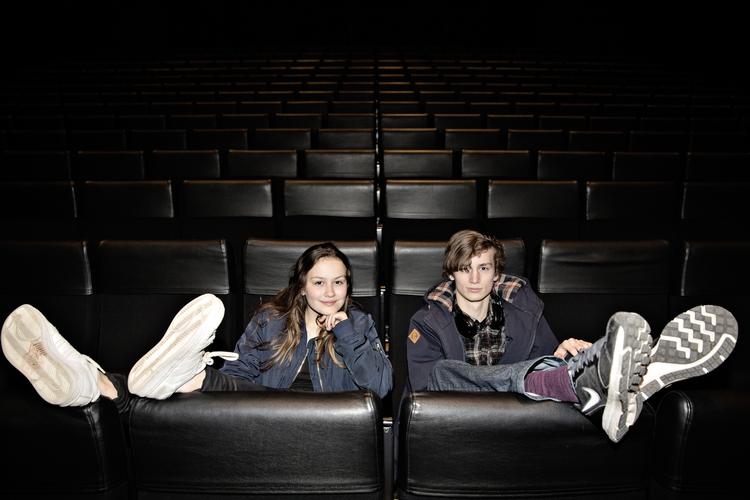 KONFIRMATION. Alma og Lucas har udskiftet kirkebænken med stole i Dronningesalen, når de i maj bliver humanistisk konfirmeret. 