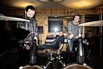 Sammen. Hvad sker der, når man beder et rockband om at gætte på, hvordan de andre bandmedlemmer føler? Som Tim Christensen siger om Martin Nielsen, som har været væk fra musikken i mange år, efter at Dizzy Mizz Lizzy gik i opløsning: »Jeg har en feeling af, at du har haft et håb om, at på et tidspunkt, så når tiden var rigtig, så ville det hele vende tilbage«. 
