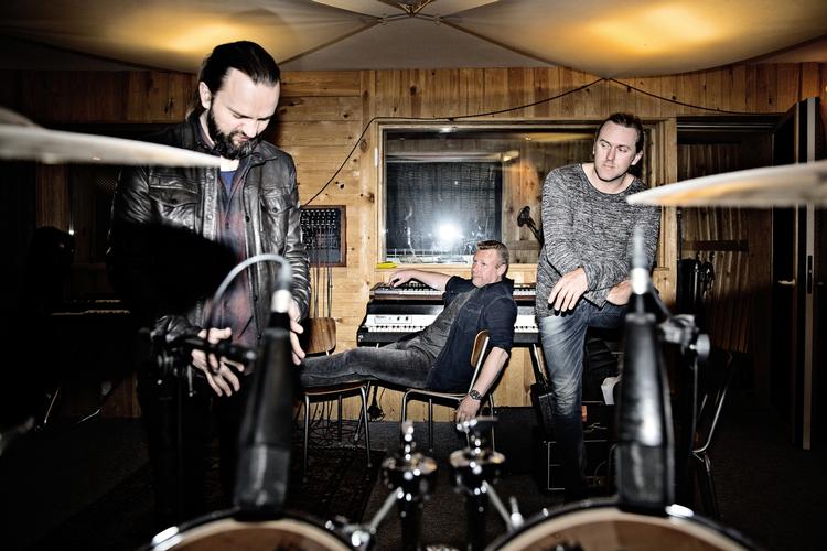 Sammen. Hvad sker der, når man beder et rockband om at gætte på, hvordan de andre bandmedlemmer føler? Som Tim Christensen siger om Martin Nielsen, som har været væk fra musikken i mange år, efter at Dizzy Mizz Lizzy gik i opløsning: »Jeg har en feeling af, at du har haft et håb om, at på et tidspunkt, så når tiden var rigtig, så ville det hele vende tilbage«. 