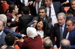 Tumult. Det kom til så stort håndgemæng onsdag aften i det tyrkiske parlament i Ankara, at parlamentets formand suspenderede forsamlingen frem til på mandag. Det forsinker vedtagelsen af love, som EU kræver for, at Tyrkiet kan få visumfrihed. 