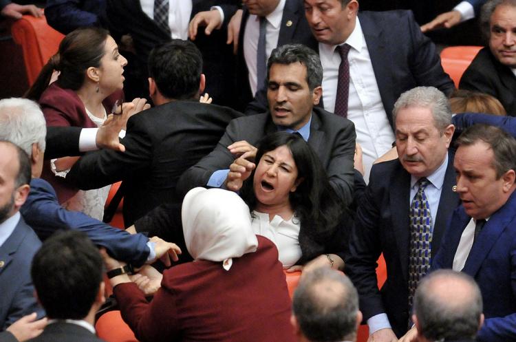 Tumult. Det kom til så stort håndgemæng onsdag aften i det tyrkiske parlament i Ankara, at parlamentets formand suspenderede forsamlingen frem til på mandag. Det forsinker vedtagelsen af love, som EU kræver for, at Tyrkiet kan få visumfrihed. 