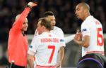 Udvist. Michael Krohn-Dehli ser forundret til, da holdkammeraten Steven N'Zonzi bliver præsenteret for det røde kort i kampen mod Basel. Begge spillere er dog med i truppen til semifinalen mod Shakhtar Donetsk. 