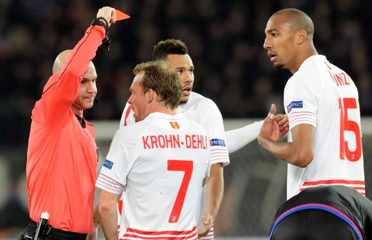 Udvist. Michael Krohn-Dehli ser forundret til, da holdkammeraten Steven N'Zonzi bliver præsenteret for det røde kort i kampen mod Basel. Begge spillere er dog med i truppen til semifinalen mod Shakhtar Donetsk. 