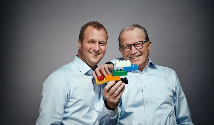 Magtskifte. 69-årige Kjeld Kirk Kristiansen tjekker ud og lader sin 37-årige søn Thomas Kirk Kristiansen overtage posterne i Lego. 