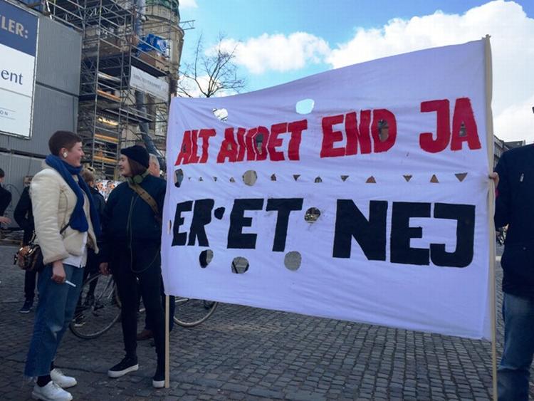 PROTEST. Rosa Bruun Halvorsen og Alice Jensen deltog i dagens antivoldtægtsdemonstration. 
