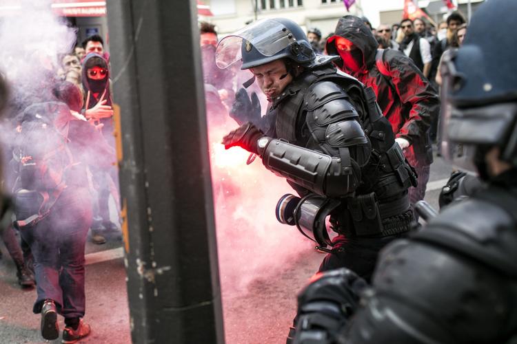 SAMMENSTØD. Flere steder i Frankrig har demonstranter i dag kollideret med politiet. 