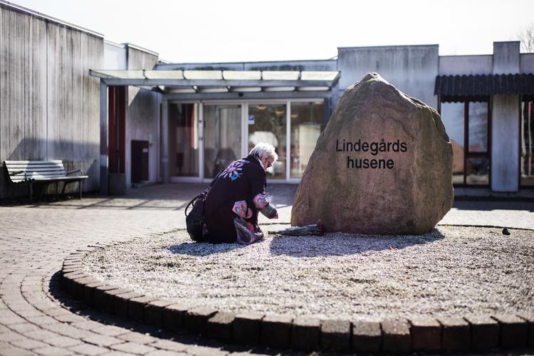 tragisk. For en måned siden endte det tragisk, da en 57-årig social- og sundhedsassistent blev dræbt af en psykotisk og amfetaminhøj beboer på Bocenter Lindegården. 