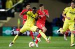 Europaliga. Liverpools Philippe Coutinho kæmper om bolden med Villareals Eric Bailly. 