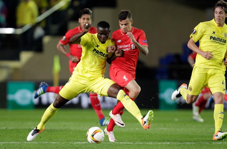 Europaliga. Liverpools Philippe Coutinho kæmper om bolden med Villareals Eric Bailly. 