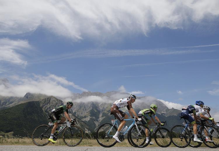 Syv. Simon Yates blev nummer syv ved Paris-Nice i år. Her ses han i anden position fra højre. 