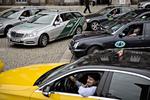 Protest. Hundredvis af taxachauffører demonstrerer mod Uber, der har fået succes med at transportere folk fra a til b for væsentligt færre penge, end en normal taxatur koster 