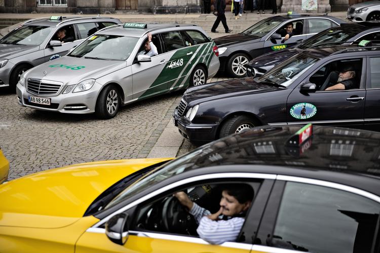 Protest. Hundredvis af taxachauffører demonstrerer mod Uber, der har fået succes med at transportere folk fra a til b for væsentligt færre penge, end en normal taxatur koster 