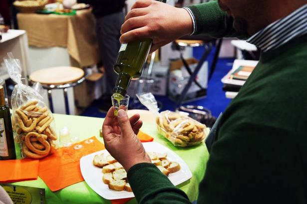 OLIESMAGNING. Overalt kan man få smagsprøver, enten direkte i et lille ’snapseglas’ eller også med nogle dryp på et lille stykke brød. Producenterne har forskellige kvaliteter af deres olier 