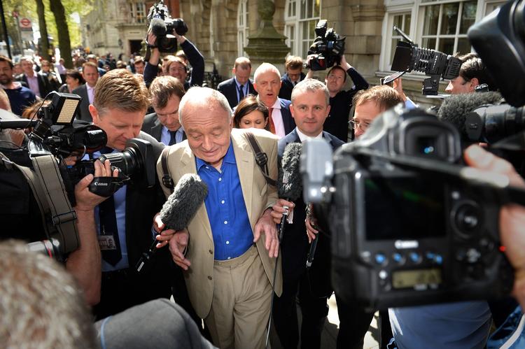 Ken Livingstone er kendt for sine kontroversielle holdninger og kaldes farverig. Røde Ken på grund af sit socialistiske ståsted. Nu er han kommet i fedtefadet efter kontroverstielle udtalelser om Hitler. 