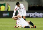 SMERTE. Både spillerne på banen og publikum kunne se, at det ikke var for sjov, da Michael Krohn-Dehli faldt til jorden i torsdagens kamp mellem Sevilla og Shakhtar Donetsk. 