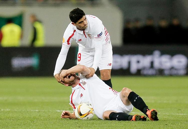SMERTE. Både spillerne på banen og publikum kunne se, at det ikke var for sjov, da Michael Krohn-Dehli faldt til jorden i torsdagens kamp mellem Sevilla og Shakhtar Donetsk. 