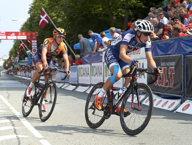 Sejr. Jonas Gregaard Wilsly (th.) var hurtigst i spurten. 