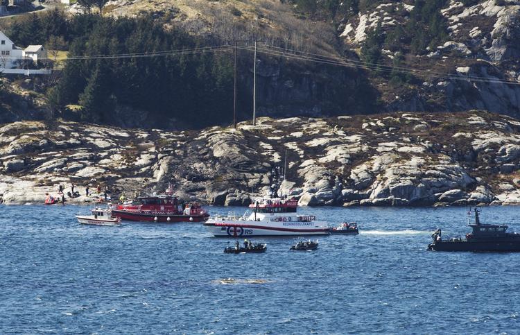 ulykke. En helikopter af Super Puma-typen ned i Norge med 13 mennesker om bord er styrtet ned i Norge. Indtil videre er 11 lig fundet, men man mener, at alle 13 er omkommet. 