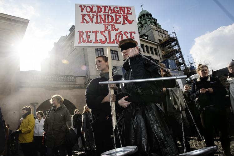 Danmark. Under navnet 'Aldrig din skyld: Retfærdighed for voldtægtsofre' var der torsdag demonstrationer flere steder i landet. Her er det i København. 