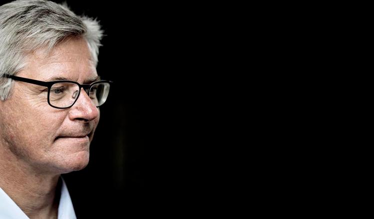 Granskeren. Som 'juristen bag Irakkrigen' og tidligere ambassadør i USA har Peter Taksøe-Jensen sat sine udenrigspolitiske fodspor. Nu foreslår han en mere klar dansk retning. 