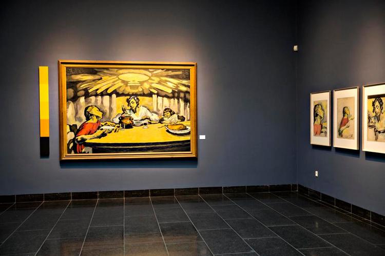 Kolorit. De hvide vægge på J.F. Willumsens Museum har fået en omgang med nøje udvalgt Flügger-maling afstemt efter Willumsens malerier. 'Aftensuppen' fra 1918 fremstår som et lyshav på den mørke blålige væg. 