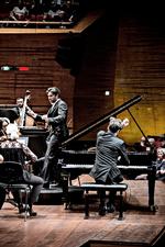 Pianist. Den schweiziske pianist Francesco Piemontesi og dirigenten David Akham fra Tyskland - begge 32 år - i Beethovens fjerde klaverkoncert. 