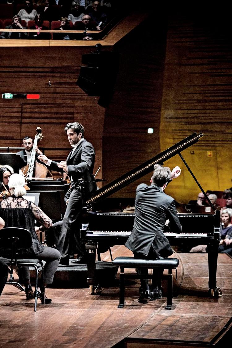 Pianist. Den schweiziske pianist Francesco Piemontesi og dirigenten David Akham fra Tyskland - begge 32 år - i Beethovens fjerde klaverkoncert. 