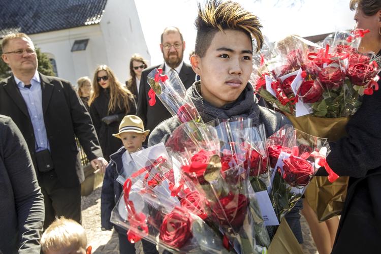 FAVNFULD. Johannes Grønskov har fået så mange roser, at han bliver ved med at tabe dem, når nogle af de mange glade mennesker foran kirken kommer til at støde ind i ham. Nu holder han godt fast, indtil han er nået frem til sin farbrors Tesla, som skal fragte ham hjem til festen. 