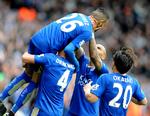 TRIUMF. Holdkammeraterne løfter og fejrer Riyad Mahrez efter hans scoring til 1-0. Endnu en fest var i gang. 
