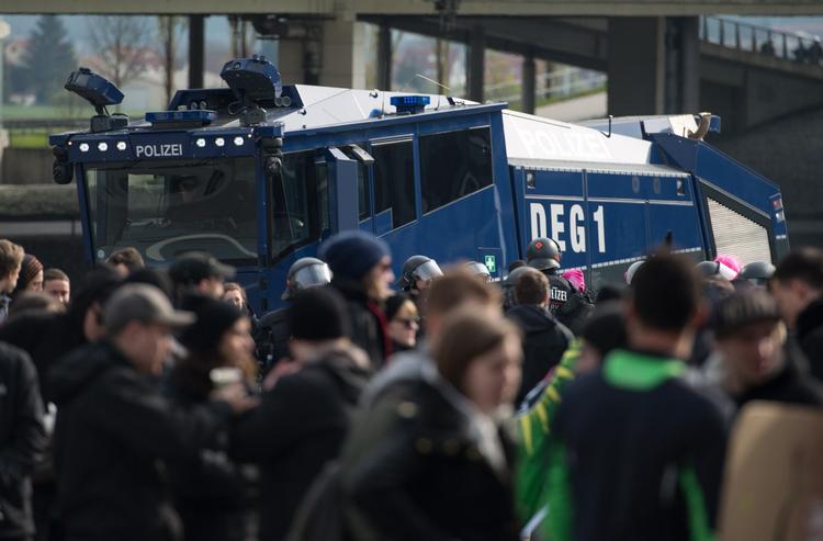 Demonstration. Hundredvis af venstreorienterede demonstranter forsøgte ifølge BBC at blokere indgangen for det højreorientede AfD's medlemmer lørdag morgen. 