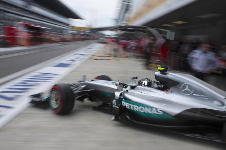 kvalifikation. Den førende tyske Mercedes-kører Nico Rosberg vinder endnu en poleposition, når løbet i Sotji søndag skydes i gang. 