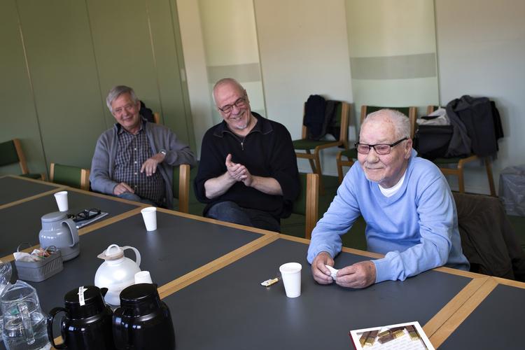 RØGFRI. Gennem 50 år har Palle Lund Berthelsen (tv.) på 64 år røget dagligt. Et rygestopkursus i Vallensbæk Kommune og nikotinplastre har gjort ham røgfri. Foto: Lars Just 