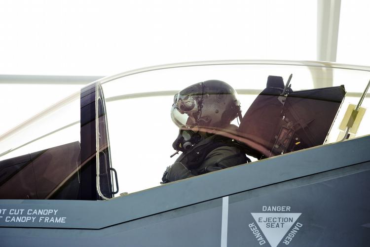 KAMPFLY Den helt store favorit blandt kampfly kritiseres for at give piloterne skader i nakken. Flyet er stadig under udvikling. 