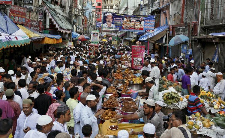 Bangladesh. Flere sekulære personer og islamkritikere er de seneste år blev slået ihjel af islamister i Bangladesh. 