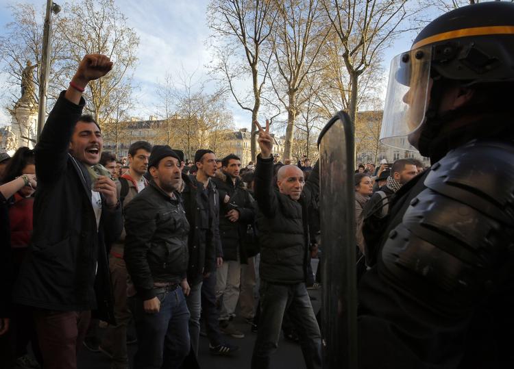 Protester. I dag, 1. maj, vil protestbevægelsen 'Nuit Debout' slutte sig til et af fagforeningernes optog i Paris i forbindelse med arbejdernes internationale kampdag. Hertil kommer også en sammenslutning af gymnasieelever, som føler sig ladt i stikken af landets præsident, François Hollande. 
