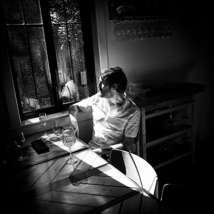 AMBITIØS. For få år siden arbejdede Jeppe Jarnit-Bjergsø som skolelærer i Valby. I dag står han bag Evil Twin Brewing, hvor ambitionen er, at hans ølbarer skal etableres i 60 amerikanske byer. Han vil vise, at en ølbar er meget andet end et sted med brune møbler og tv i hjørnet. 