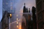 Få timer før, branden brød ud, havde flere end 700 sognebørn været samlet til messe i den serbisk-ortodokse kirke i anledning af påskesøndag, som de fejrer på et andet tidspunkt end protestanter og katolikker. 