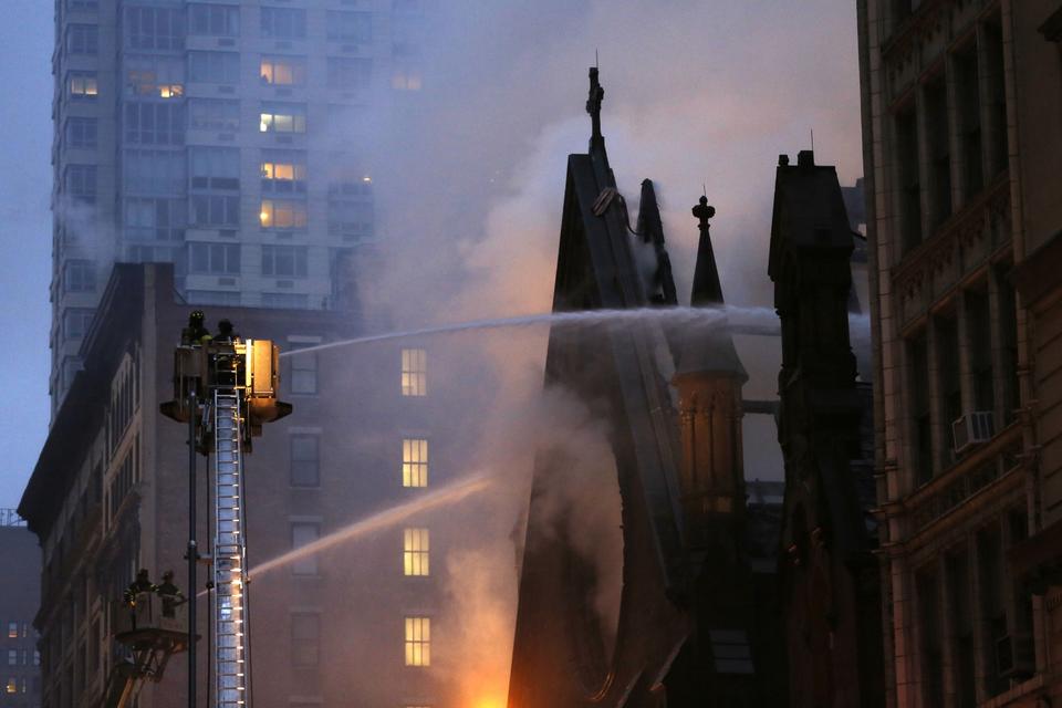 Få timer før, branden brød ud, havde flere end 700 sognebørn været samlet til messe i den serbisk-ortodokse kirke i anledning af påskesøndag, som de fejrer på et andet tidspunkt end protestanter og katolikker. 