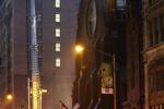 Brandmyndighederne i New York oplyser, at dele af taget allerede er styrtet sammen, ligesom strukturen er ustabil, hvormed resten af katedralen også er i fare for at styrte sammen. 
