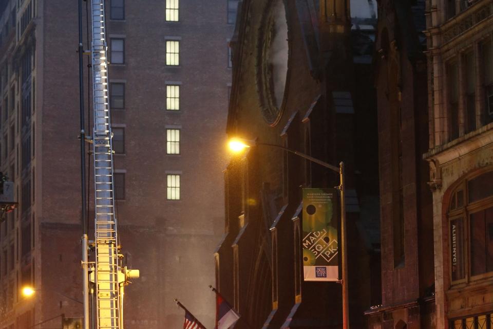 Brandmyndighederne i New York oplyser, at dele af taget allerede er styrtet sammen, ligesom strukturen er ustabil, hvormed resten af katedralen også er i fare for at styrte sammen. 