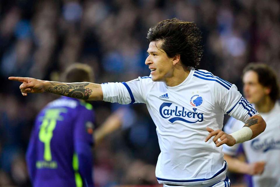 FCK - FC Midtjylland. FCK's Federico Santander scorer til 2-0 og jubler. 
