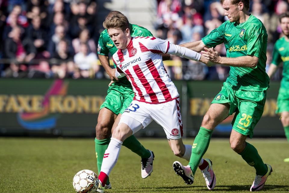 AaB-Brøndby: AaBs Nicolaj Thomsen med Brønsbys Christian Jakobsen og Rodolph Austin. 