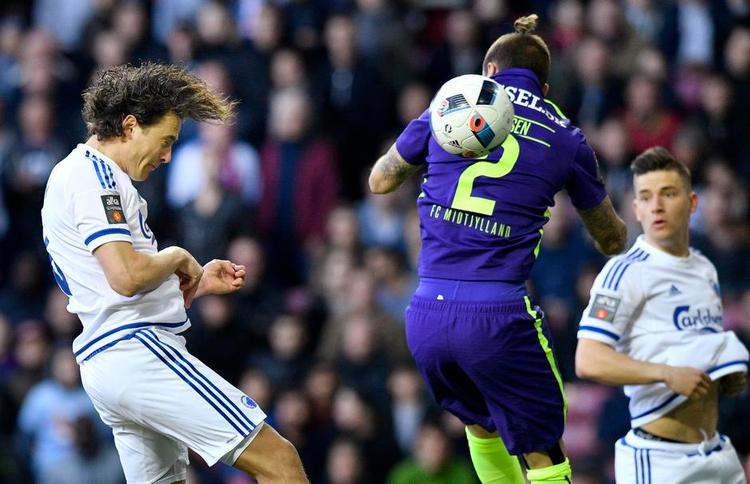 toppræstation. Anfører Thomas Delaney – der her header FC København foran med 1-0 efter et hjørnespark tidligt i kampen – var overalt i gårsdagens 5-3-sejr over FC Midtjylland og blev kåret som banens bedste af tilskuerne i Parken, der så hjemmeholdet styre mod guldet. 