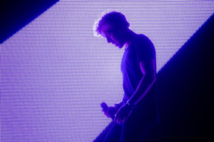 Popsanger. Christopher under koncertent i Falconer Salen. 