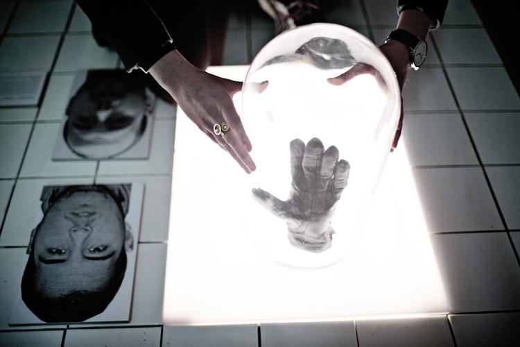 Ytringsfrihed.  Er det tilskyndelse til terror at udstille islamiske terrorister som en slags helte sammen med Sokrates og Rosa Luxemburg? 