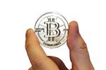Bitcoins. Der er blevet trykt nogle få fysiske bitcoin-mønter, som mest af alt er for showets skyld. Hele pointen med bitcoins er nemlig, at den er hundrede procent elektronisk og ikke styret af nogen centralbank eller regering. 