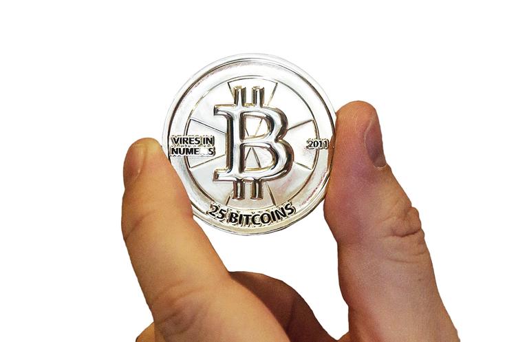 Bitcoins. Der er blevet trykt nogle få fysiske bitcoin-mønter, som mest af alt er for showets skyld. Hele pointen med bitcoins er nemlig, at den er hundrede procent elektronisk og ikke styret af nogen centralbank eller regering. 