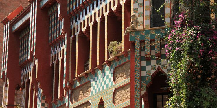 Genopdaget. Oprindeligt var huset her tegnet til Manel Vicens og hans familie af den berømte Barcelona-arkitekt Antonio Gaudí. 